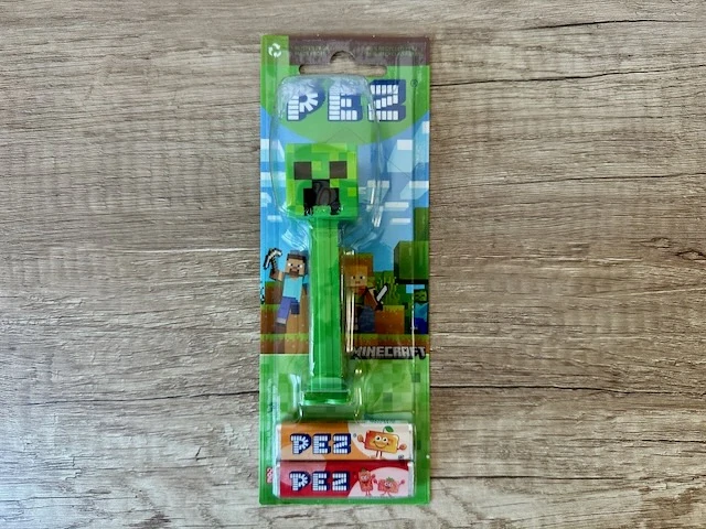PEZ Figurka Minecraft + 2 PEZ Štangličky ovocné 17g
