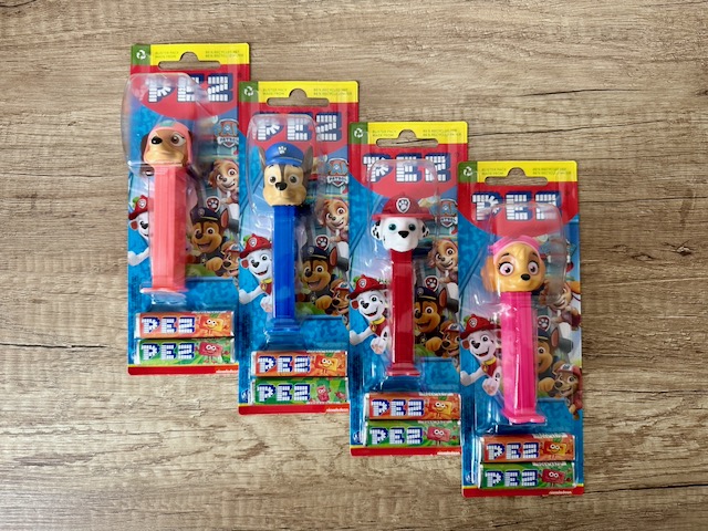 PEZ Figurka Tlapková patrola + 2 PEZ Štangličky ovocné 17g