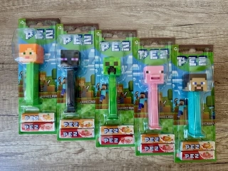 PEZ Figurka Minecraft + 2 PEZ Štangličky ovocné 17g