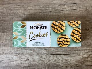 Mokate Cookies s kousky arašídů polévané čokoládou 150g